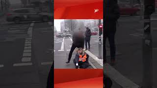 Download lagu Autofahrer zerrt Klimaaktivisten von 'Letzter Generation' von der Straße | stern TV mp3