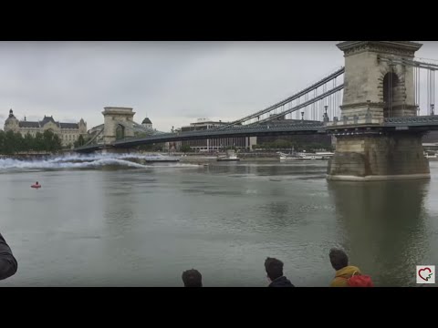 Videón, ahogy visszapattan az egyik Lánchíd alatt átrepülő gép a Dunáról