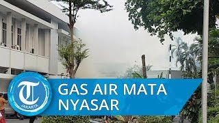 Bubarkan Massa, Tembakan Gas Air Mata Menyasar ke Perkantoran