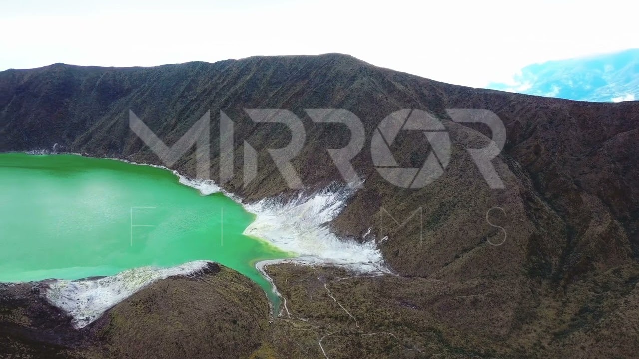 La Laguna Verde del volcán Azufral