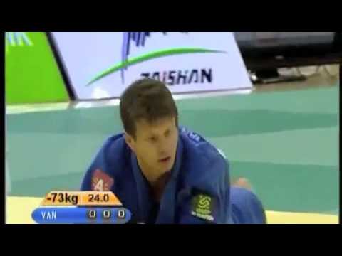 JUDO 2009 GP Qingdao: Dirk Van Tichelt (BEL) - Gui-Man Bang (KOR)