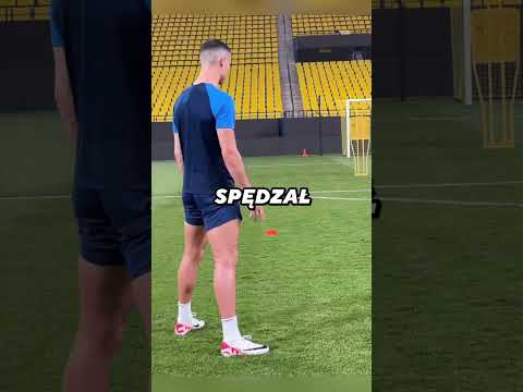 Dlaczego Ronaldo zawsze przyjmuje tę pozycję przed wykonaniem rzutu wolnego?