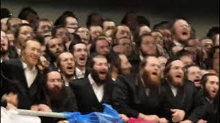 Download lagu Crowds Dance As The Gerrer Rebbe Dances With his Grandson  At His Wedding - Adar II 5784 mp3