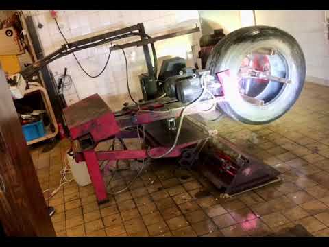 Skärmaskin för entreprenaddäck m.m.