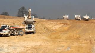 preview picture of video 'Mars 2013 - LOIRON - terrassement du saut de mouton à l'ouest de LAVAL'