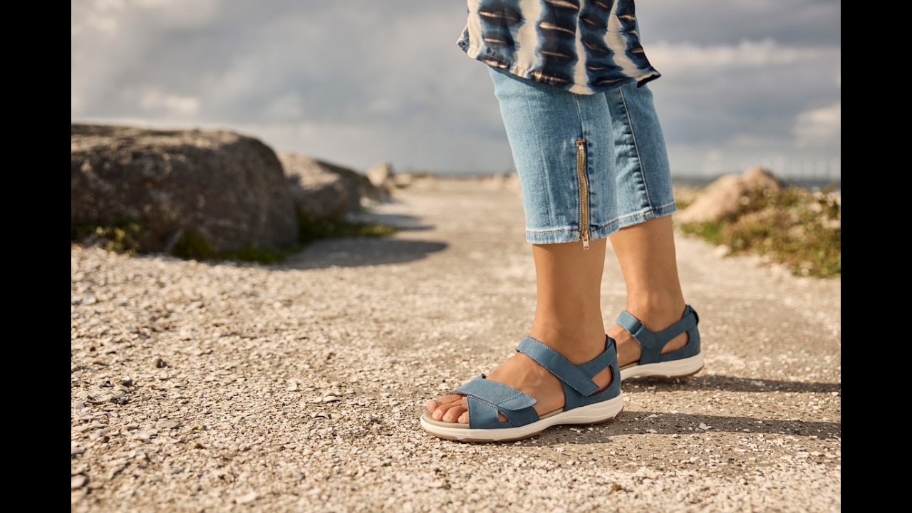 Damesandal med justerbare velcroremme og halvåben hælkappe