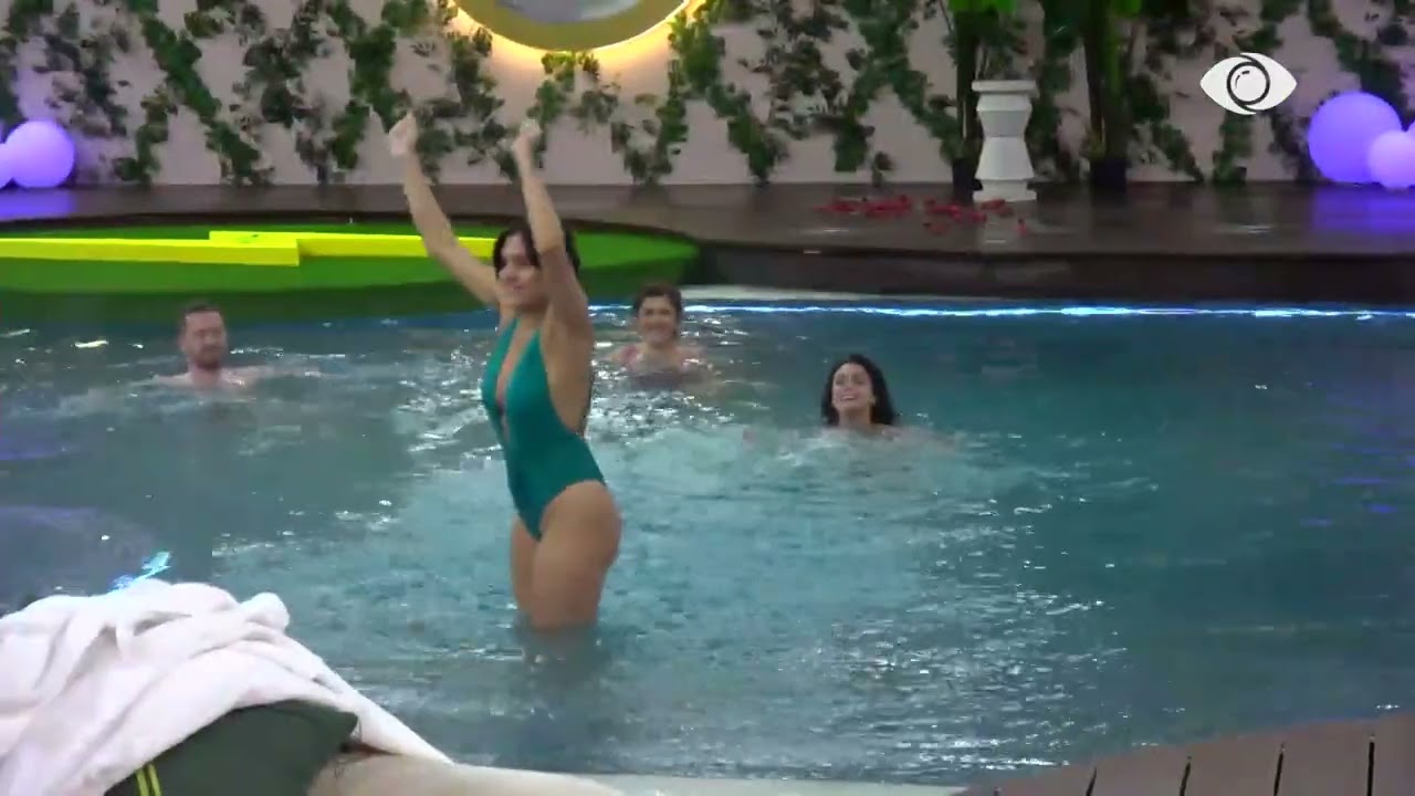 Tiri dhe Krisa futen në pishinë, u bashkohet edhe Egli me Livian