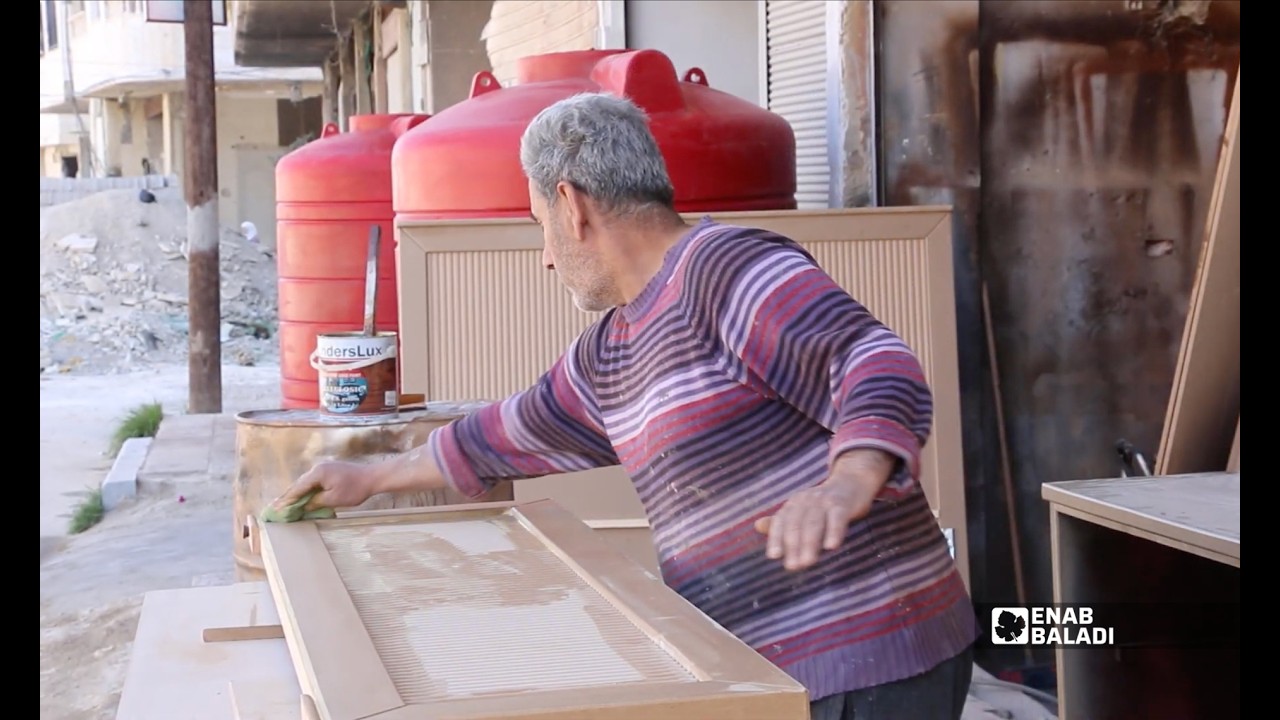 أحمد صريم يعمل في بخ الموبيليا بداريا منذ 35 عامًا