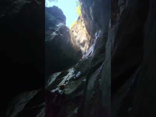 Vídeo relacionado con Yanmis Equipo de Escalada de Aluminio Resistente, Figura 8, Descensor para Rescate Cuesta Abajo, Tensión de 35KN para Montañismo, Tirolesa (Gray)