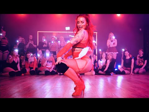 CHRISTMAS TWERK by Tinze // Santa Baby - Eartha Kitt // Xmas Twerkshop
