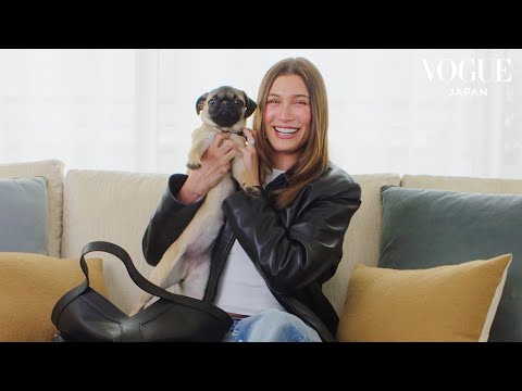 ヘイリー・ビーバーのバッグの中身は？ (ヘイリー・ビーバーのバッグの中身は？| In The Bag | VOGUE JAPAN)