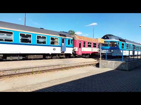 Odjezd motorového vozu 854 (Katr)+červeného bdtn 757+retro motorového vozu 854.027 z Neratovic