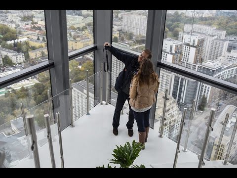 Mieszkańcy Warszawy zwiedzają biurowiec Q22