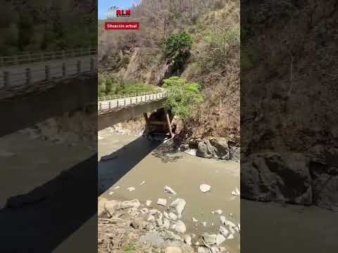 Grave deterioro en el Puente sobre el Rio Pindo límite entre las provincias de #Loja y #ElOro.
