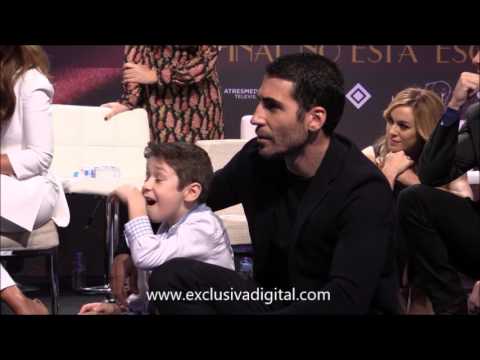 Miguel Angel Silvestre con su mejor colega, Aitor Calderón, su hijo en 'Velvet'