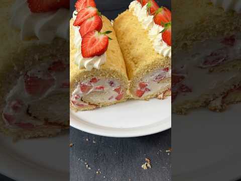 Biskuit-Rolle mit Erdbeeren und Frischkäse-Sahne / Weitere Rezepte auf Instagram: @agonkocht