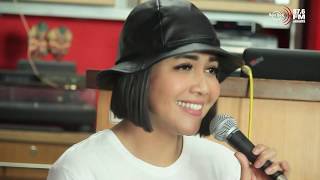 Download lagu [FRIDAY I'M IN LOUNGE] Denada nyanyi 'Sambutlah' versi baru secara live! mp3
