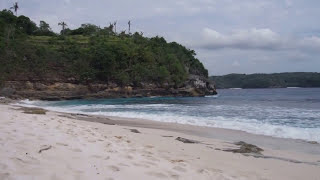 preview picture of video 'Visit Nusa Ceningan Island (off Bali) and enjoy pristine beaches'