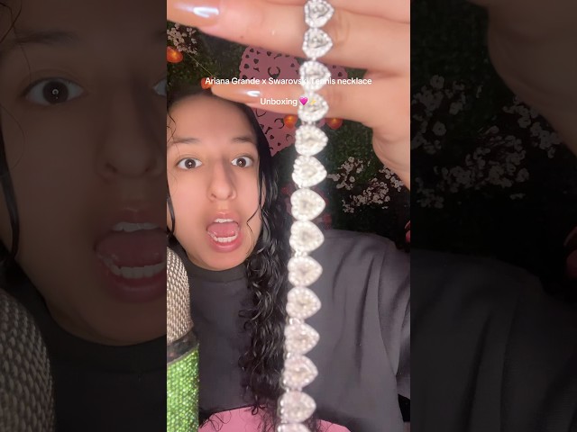 Vídeo relacionado con Swarovski x Ariana Grande Pulsera, Tallas mixtas, Presenta un Círculo Completo de Cristales en Forma de Corazón, Pavé transparente, Baño de rodio, Blanca