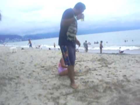 isaac y fatima jugando en la playa