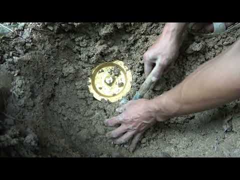 I broke into the cave to look for treasure and found a giant dragon and dragon bead treasure