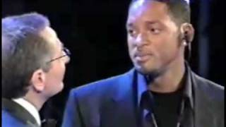Paolo Bonolis e Will Smith commentano Prisencolinensinainciusol di Adriano Celentano a Sanremo 2005