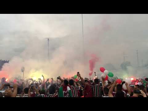 "Recebimento do Ã´nibus do tricolor! Fluminense 2x0 Dep. Cuenca" Barra: Movimento Popular Legião Tricolor • Club: Fluminense