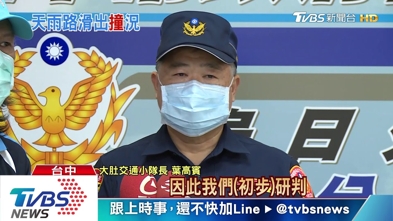 路滑！曳引車衝對向車道　撞斷號誌卡田中