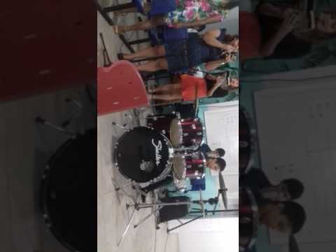 Ezequiel e banda tocando hino da harpa : glória glória aleluia
