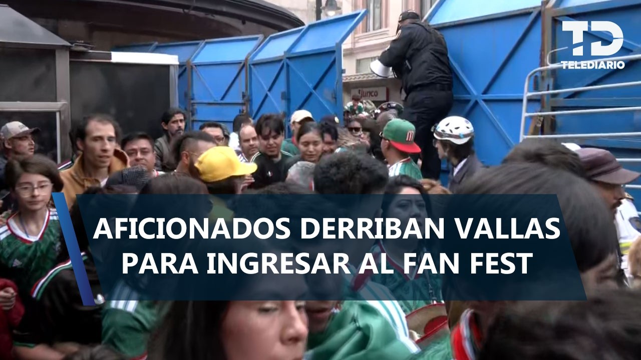 Aficionados derriban vallas para entrar al Fan Fest del Zócalo