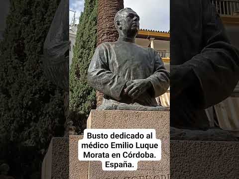 EN LA PLAZA EMILIO LUQUE SE ENCUENTRA ESTE BUSTO AL MÉDICO EMILIO LUQUE MORATA EN CÓRDOBA. España.