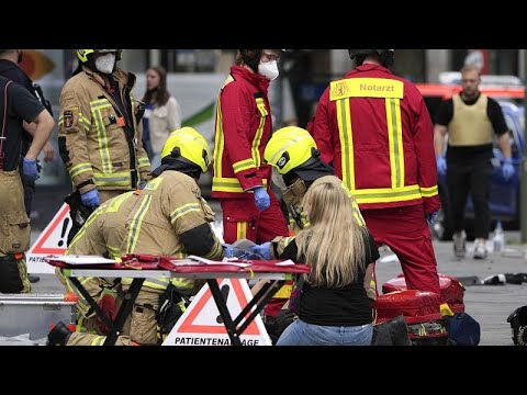 Berlin: Auto fährt in Menschenmenge - 1 Toter und mindestens 8 Verletzte