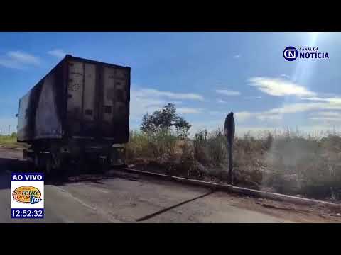 Carreta pega fogo na BR-158, próximo a uma das entradas do município de Piranhas