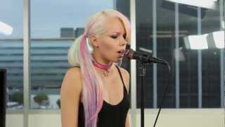 Kerli &quot;Love Me or Leave Me&quot; Performance at ClevverMusic