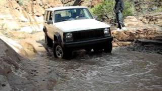 preview picture of video 'Box  Canyon, Arizona in 1996 jeep Cherokee with 3.5 lift and 32 tires'