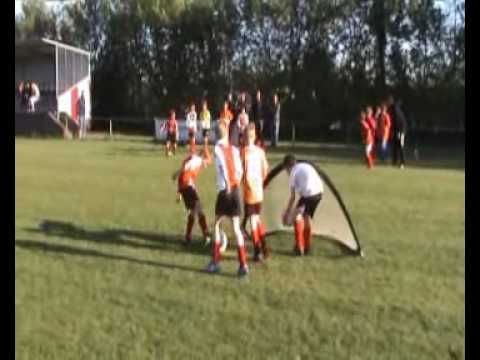 Voetbal clinic JOVZ aan jeugd van VV Kapelle