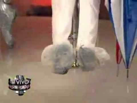 SuperXclusivo - Héctor Travieso cubre sus zapatos con bolsas plásticas por la lluvia