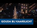 Burgemeester Pieter Verhoeve ontsteekt de lichtjes in de kerstboom tijdens Gouda bij Kaarslicht