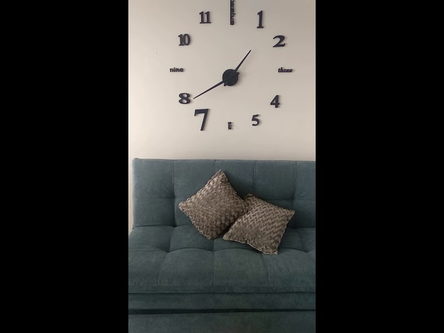 Vídeo relacionado con VIVILINEN Reloj de Pared Grande 58cm Silencioso Reloj de Pared de Metal y Madera Estilo Moderno Decorativo para Salón, Dormitorio, Cocina