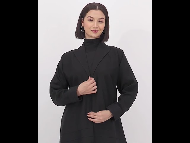عباية بـ ياقة مقفلة عند الصدر ثنيات دائرية