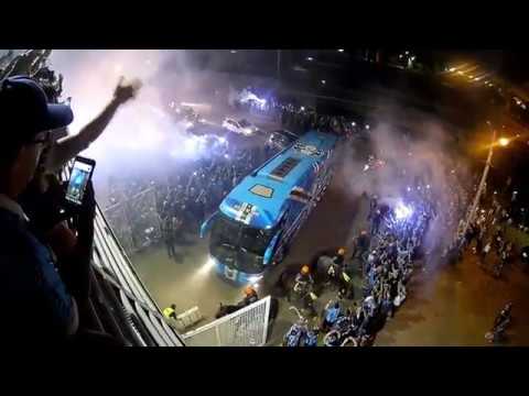 Recebimento ônibus do Grêmio + entrada em campo - SEMIFINAL LIBERTADORES 2018
