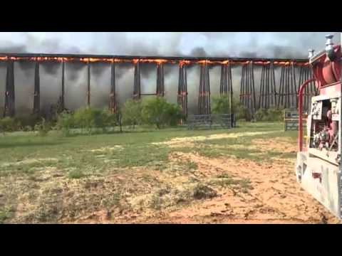 Impresionante: Fuego consume y derrumba puente de ferrocarril
