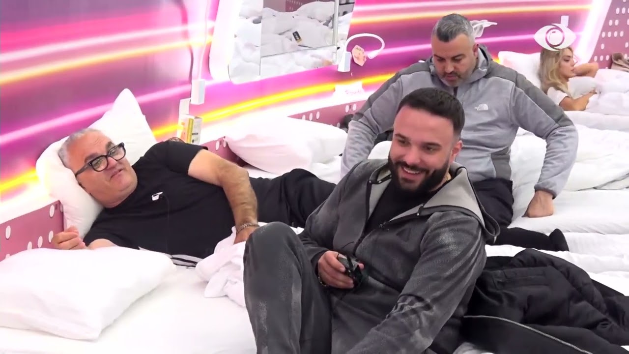 Rogerti imiton Malin, të qeshura mes banorëve