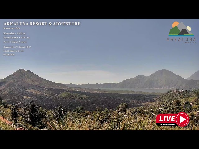 バリ島 キンタマーニ高原から望むバトゥール山、バトゥール湖、アバン山