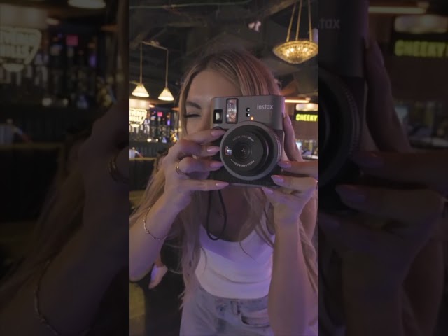 Vídeo relacionado con Cámara instantánea INSTAX Mini 41 con autoexposición, Flash Incorporado, Modo Selfie y Primeros Planos. Cámara Moderna con diseño clásico Que Utiliza película instax Mini vendida por Separado