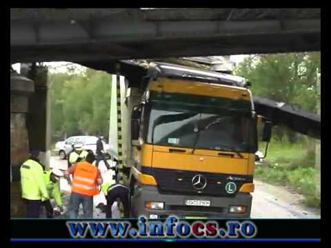 Un TIR s-a infipt in podul CFr-ului de la Ezeris CS