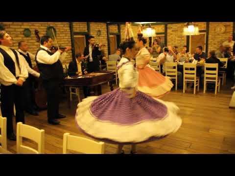 Будапешт! Фольклорное представление в ресторане Трофей Гриль. Танец с кувшинами вина на голове - Чардаш!