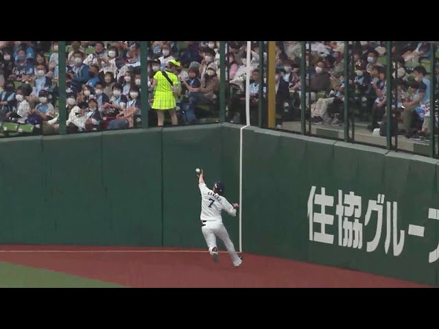 【4回表】爽やか好守!! ライオンズ・金子侑司 フェンス際の打球をキャッチ!! 2022年5月15日 埼玉西武ライオンズ 対 東北楽天ゴールデンイーグルス