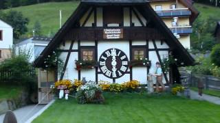preview picture of video '1.Weltgrösste Kuckucksuhr in Deutschland - 1.Cuckoo-Clocks in Germany'