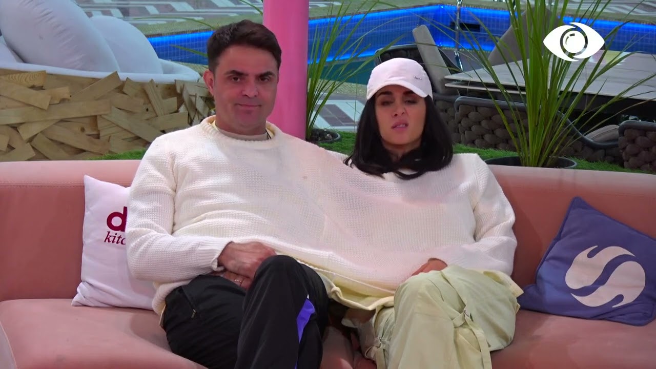 Banorët bisedojnë në verandë/ Keisi thyen rregullin përdor të dyja duart